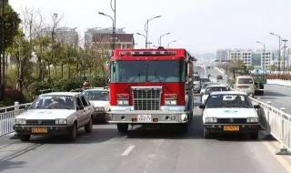 司机礼让救护车 司机礼让救护车