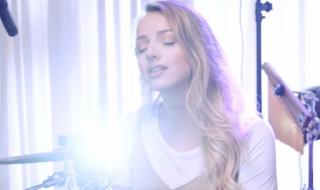 找一首英文歌,开头有男生的弹舌音,还有Ariana Grande 然后还有说唱的.歌词里面重复了 ArianaGrand