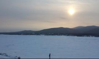 向前！向前！向前！我们的队伍向太阳！脚踏着祖国的大地,背负着民族的希望,我们是一支不 我们的祖国像太阳